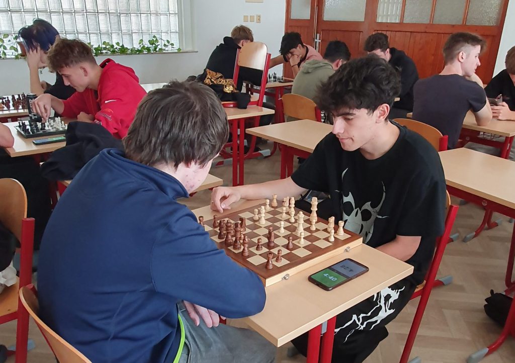Den plný strategie: Turnaj v piškvorkách a šachu přilákal desítky žáků